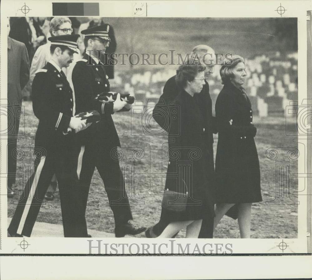 1973 Press Photo William Rogers escorts diplomats&#39; widows at Arlington Cemetery