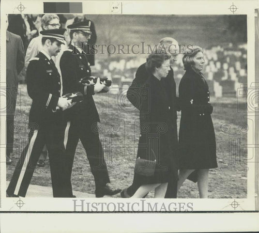 1973 Press Photo William Rogers escorts diplomats' widows at Arlington Cemetery