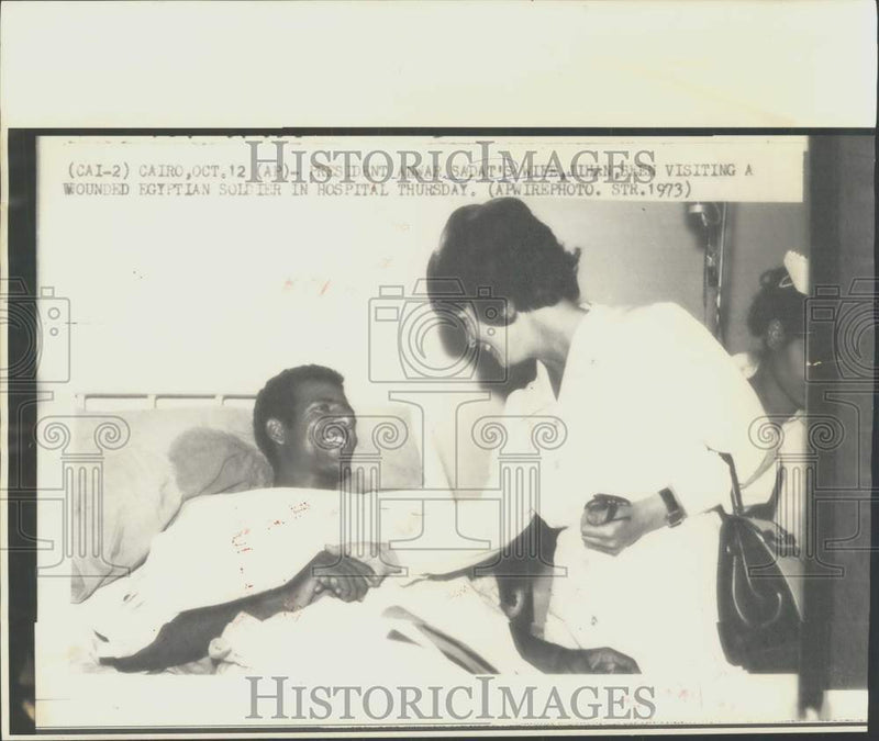 Load image into Gallery viewer, 1973 Press Photo Jihan Sadat visits wounded Egyptian soldier in Cairo hospital
