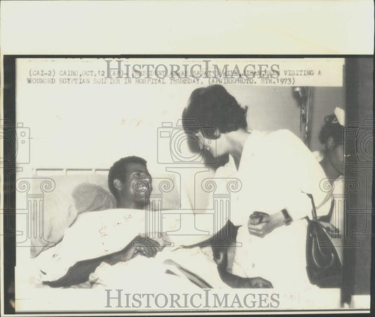 1973 Press Photo Jihan Sadat visits wounded Egyptian soldier in Cairo hospital