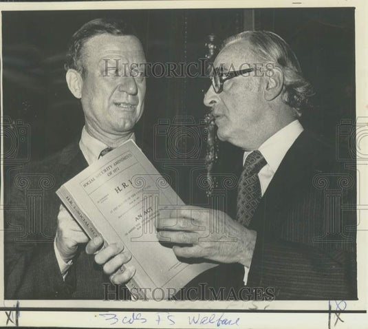1972 Press Photo Senators William Roth, Abraham Ribicoff Discuss Bill