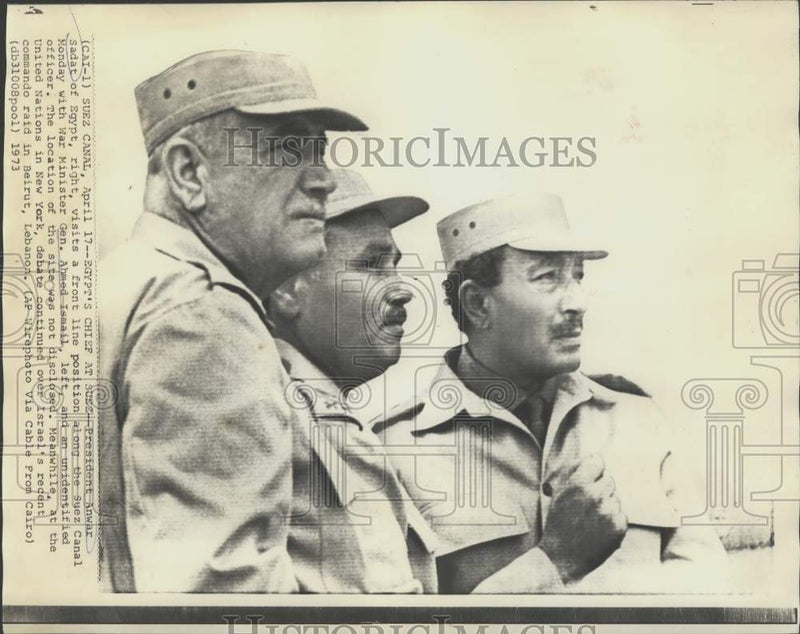 Load image into Gallery viewer, 1973 Press Photo Egypt's President Anwar Sadat Visits Front Line at Suez Canal
