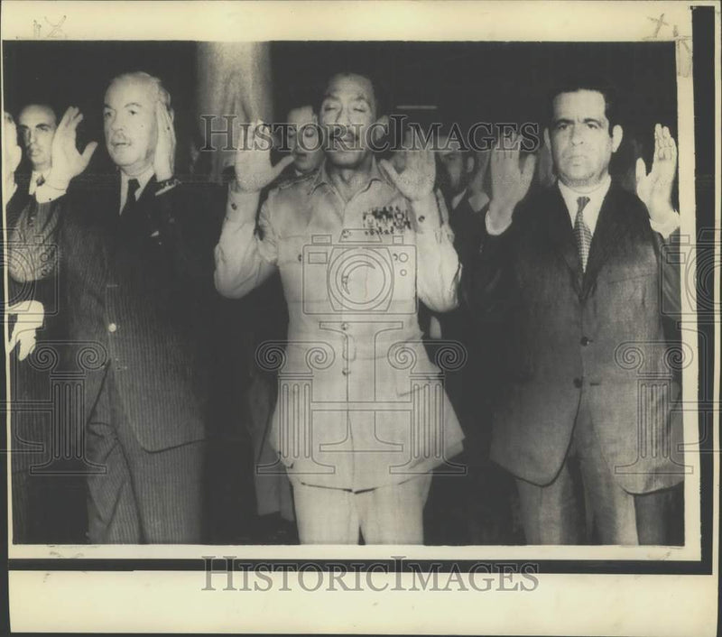 Load image into Gallery viewer, 1973 Press Photo Egypt's President Sadat, Government Figures in Feast Prayers
