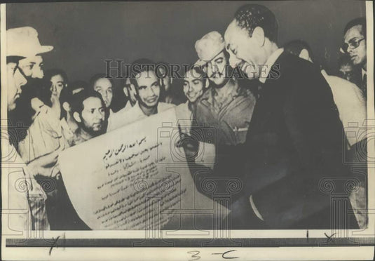 1973 Press Photo Libyans Petition Egypt's Anwar Sadat for Egypt-Libya Merger