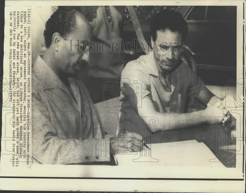 Load image into Gallery viewer, 1973 Press Photo Egyptian, Libyan Presidents Sign Countries' Merger Agreement
