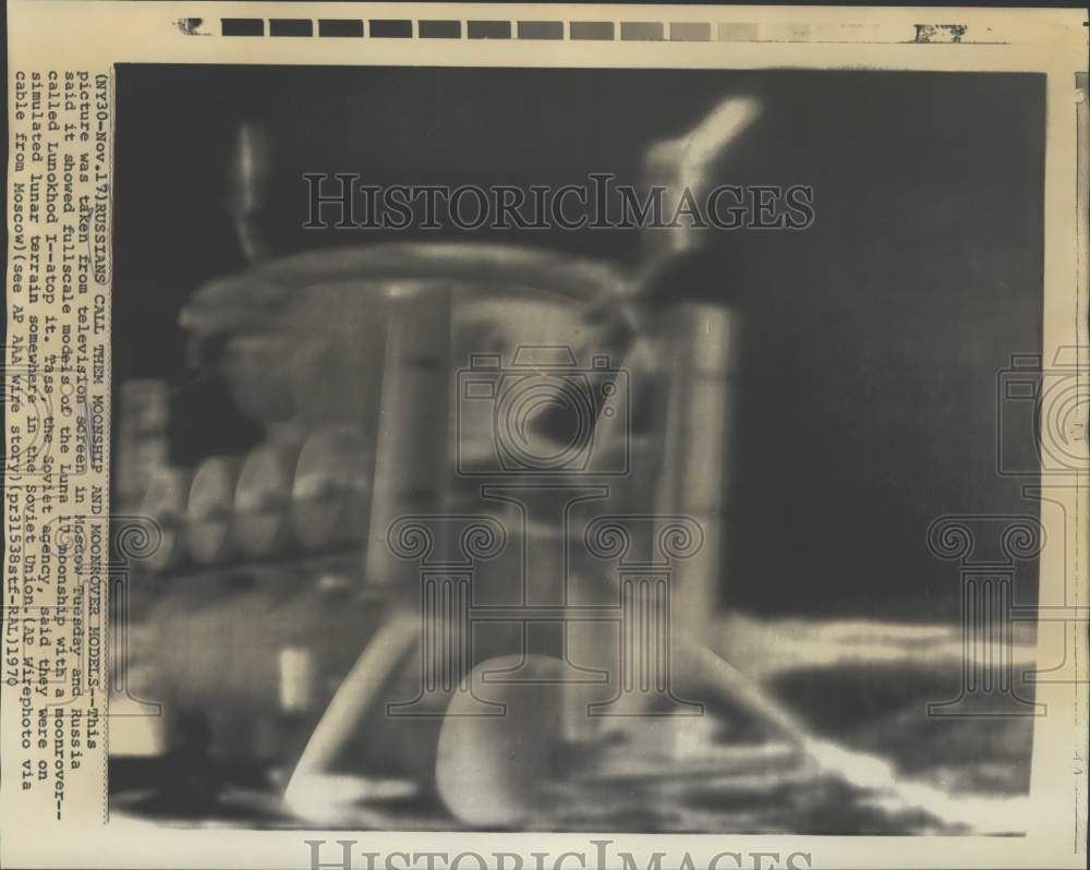 1970 Press Photo Models of the Luna 17 moonship with Lunokhod I on its top