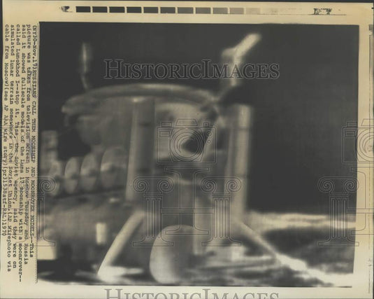 1970 Press Photo Models of the Luna 17 moonship with Lunokhod I on its top