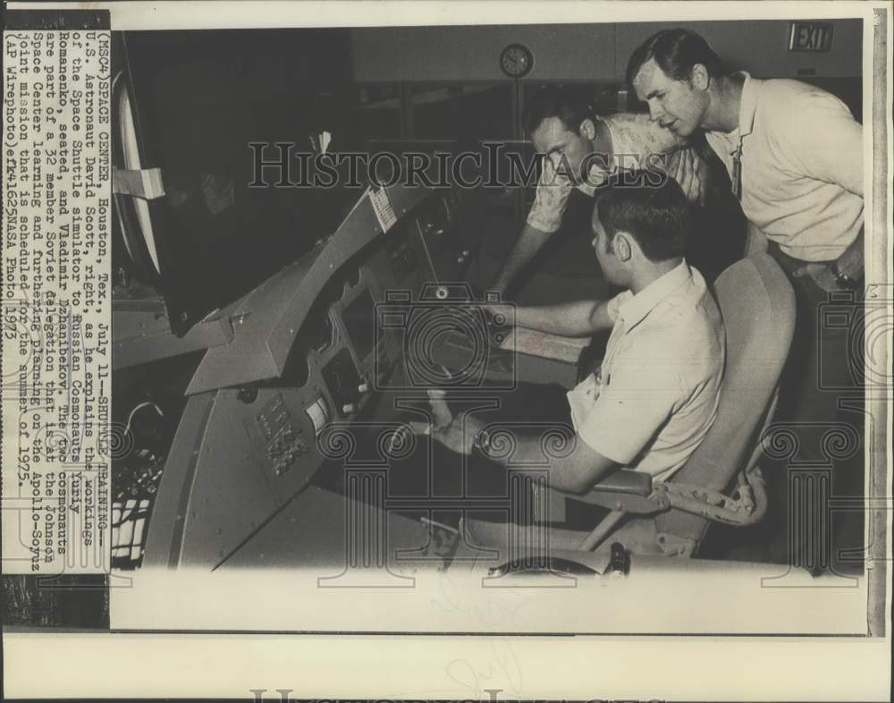 1973 Press Photo David Scott explains space shuttle to Russian Cosmonauts, TX.