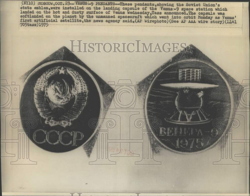 Load image into Gallery viewer, 1975 Press Photo Soviet Union state pendants installed on the Venus 9 spacecraft
