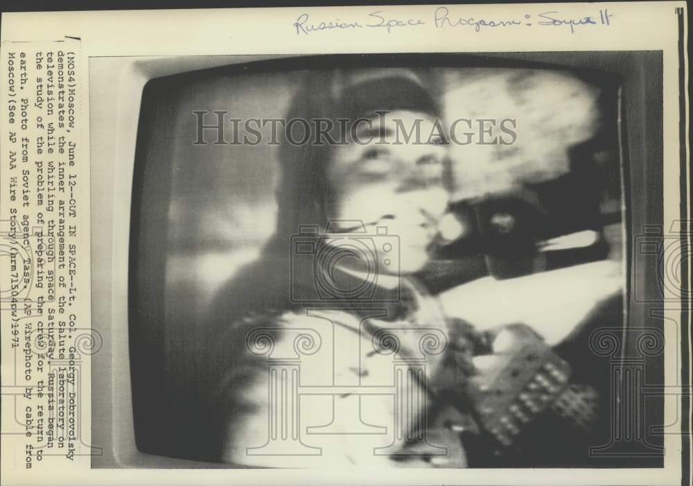 1971 Press Photo Lt. Col. Georgy Dobrovolsky demonstrates the Salute laboratory