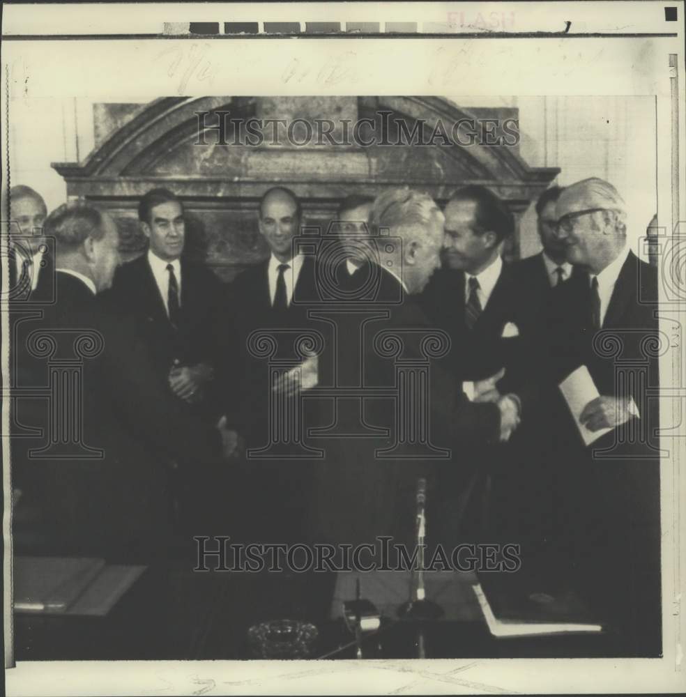 1971 Press Photo Big Four Ambassadors Shake Hands on Berlin Agreement, Berlin