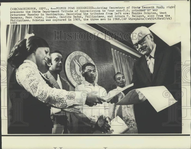Load image into Gallery viewer, 1973 Press Photo Non-U.S. Vietnam War POW's Honored - now39785
