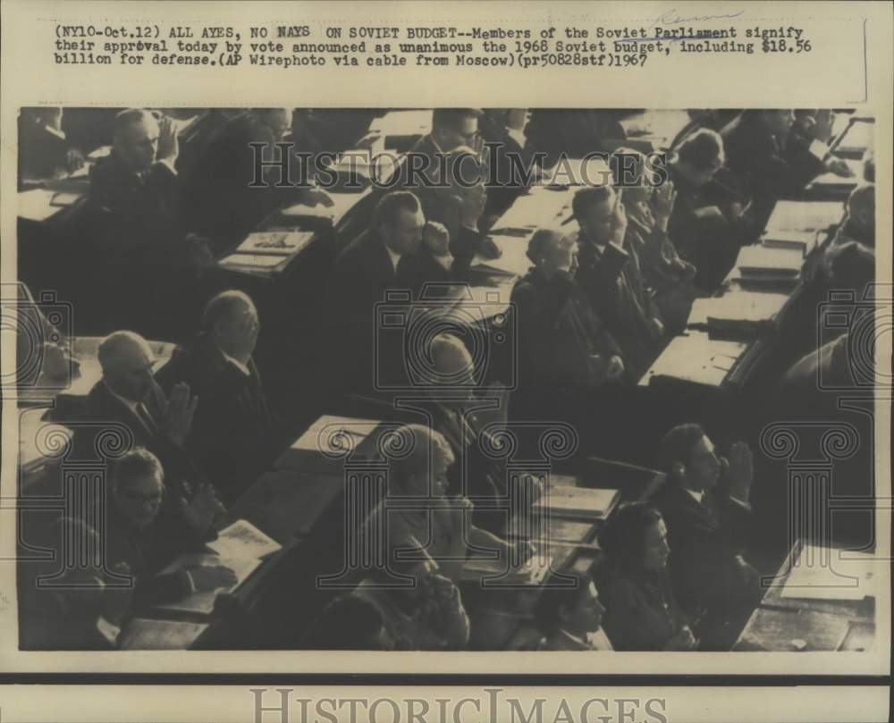 1967 Press Photo Soviet Parliament members vote on the 1968 budget in Moscow