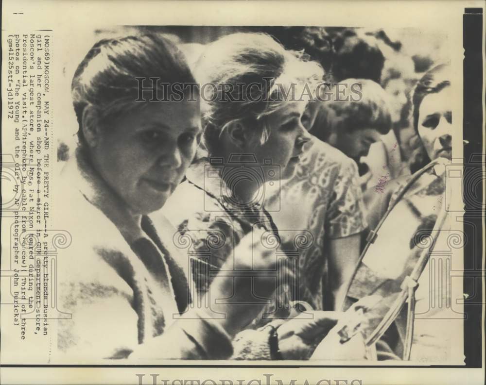 1972 Press Photo A woman and her friend shop at GUM department store, Moscow