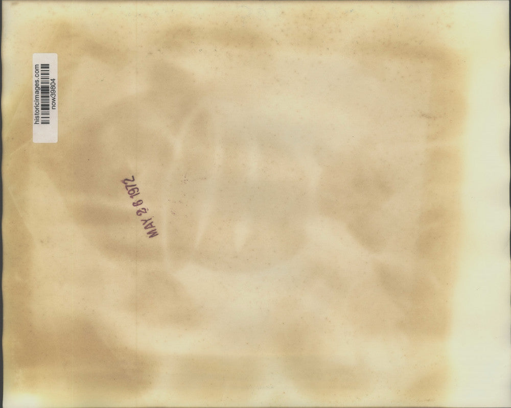 1972 Press Photo A woman and her friend shop at GUM department store, Moscow