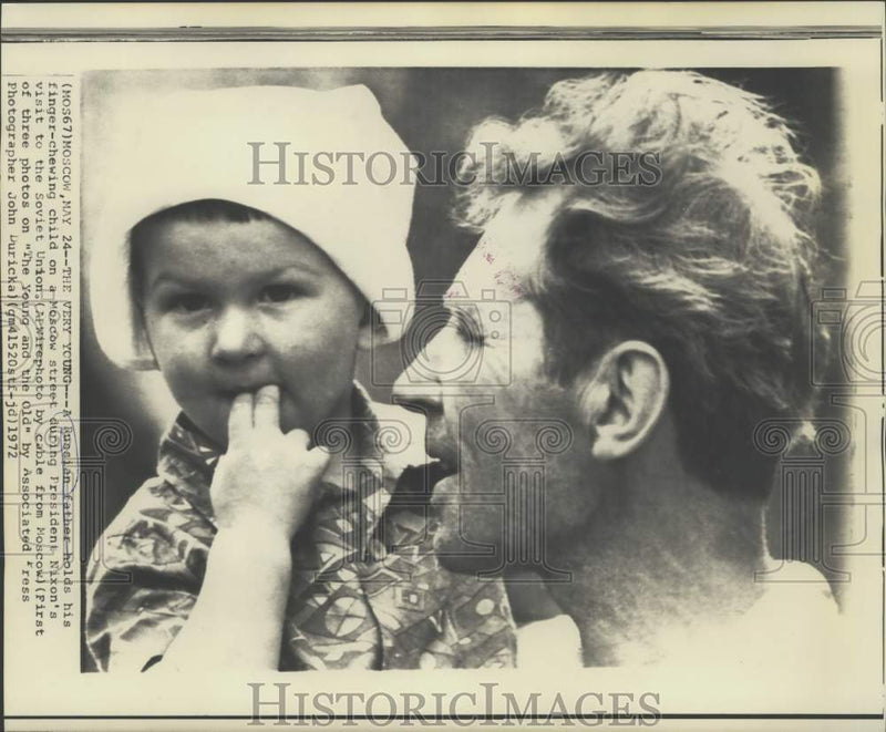 Load image into Gallery viewer, 1972 Press Photo A father holds his child during President Nixon's visit, Russia

