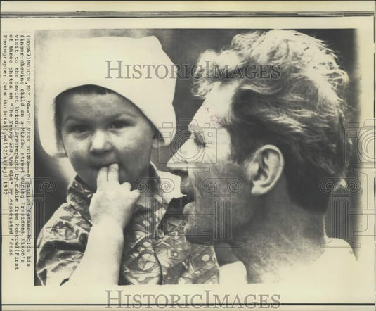 1972 Press Photo A father holds his child during President Nixon's visit, Russia