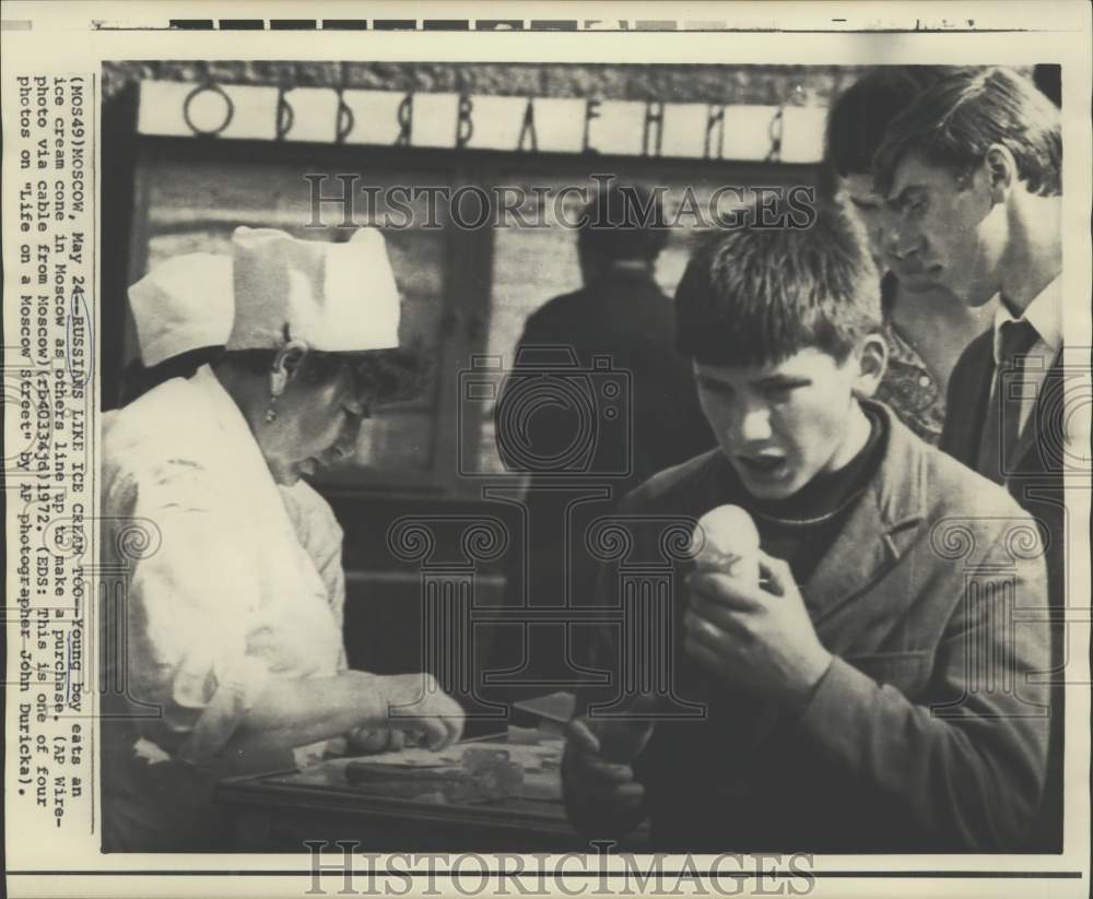 1972 Press Photo A young boy eats an ice cream cone in Moscow, Russia