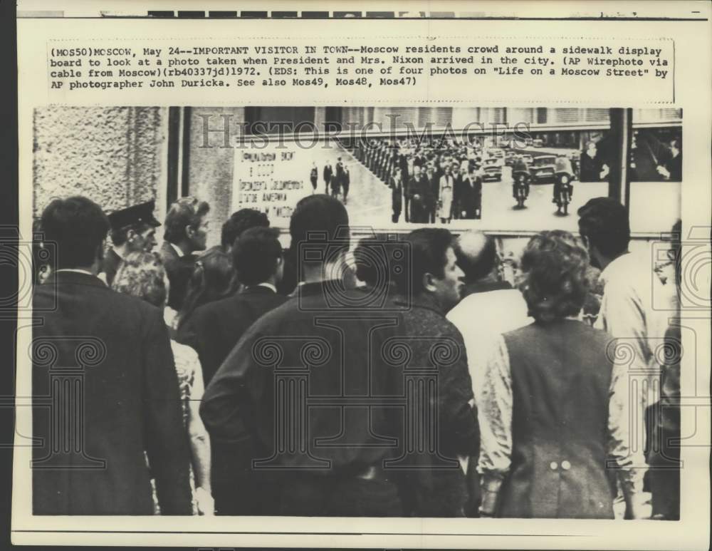 1972 Press Photo Residents view a photo display of Pres. Nixon&#39;s visit, Moscow