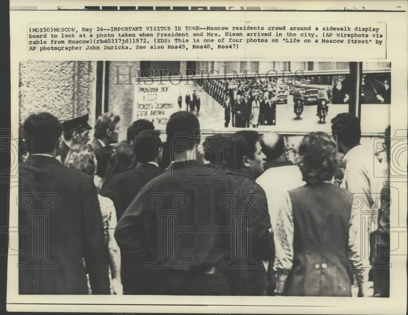 Load image into Gallery viewer, 1972 Press Photo Residents view a photo display of Pres. Nixon's visit, Moscow
