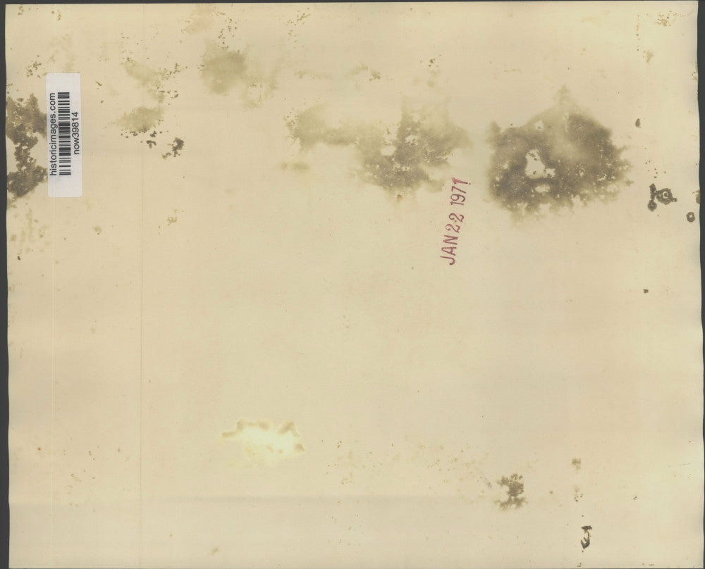 1971 Press Photo A policeman salutes a flag honoring Sen. Richard Russell, Wash.