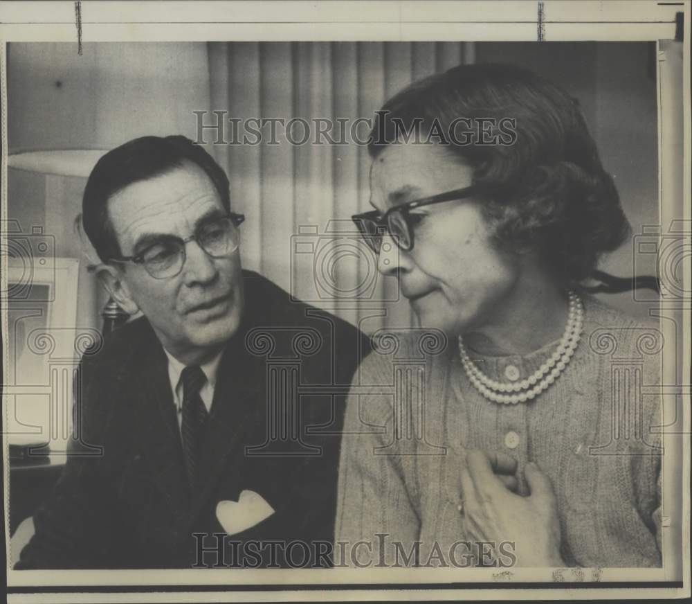 1967 Press Photo Mr. &amp; Mrs. James Robb discuss their sons engagement, Milwaukee