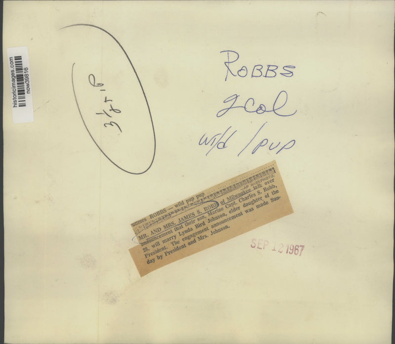 Load image into Gallery viewer, 1967 Press Photo Mr. &amp; Mrs. James Robb discuss their sons engagement, Milwaukee
