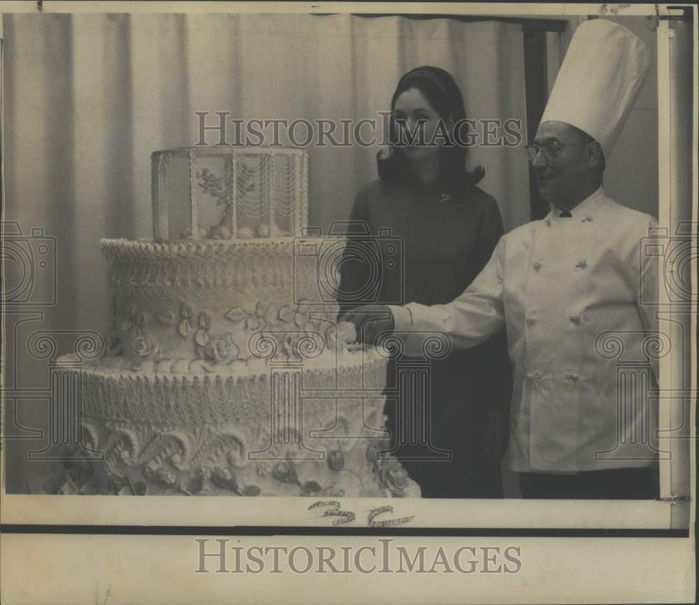 1967 Press Photo Lynda Johnson, chef Clement Maggia admire wedding cake, Wash.