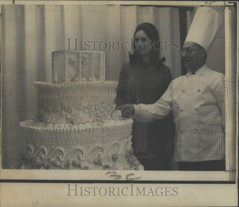 Load image into Gallery viewer, 1967 Press Photo Lynda Johnson, chef Clement Maggia admire wedding cake, Wash.
