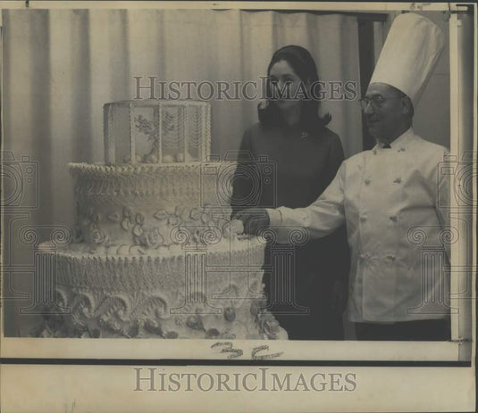 1967 Press Photo Lynda Johnson, chef Clement Maggia admire wedding cake, Wash.