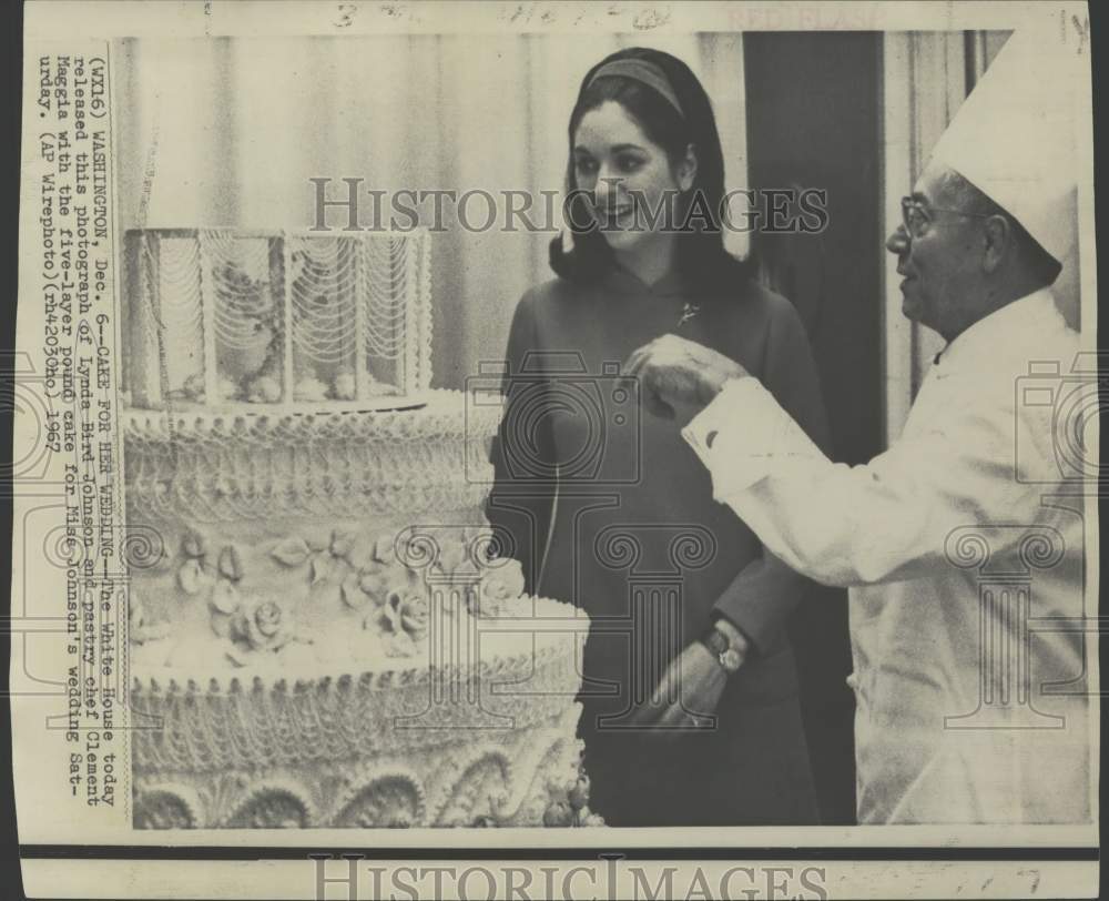 1967 Press Photo Chef Clement Maggia & Lynda Johnson admire wedding cake, Wash.