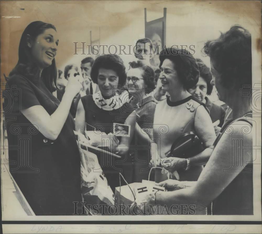 1968 Press Photo Lynda Bird Johnson jokes with campaign workers in Washington