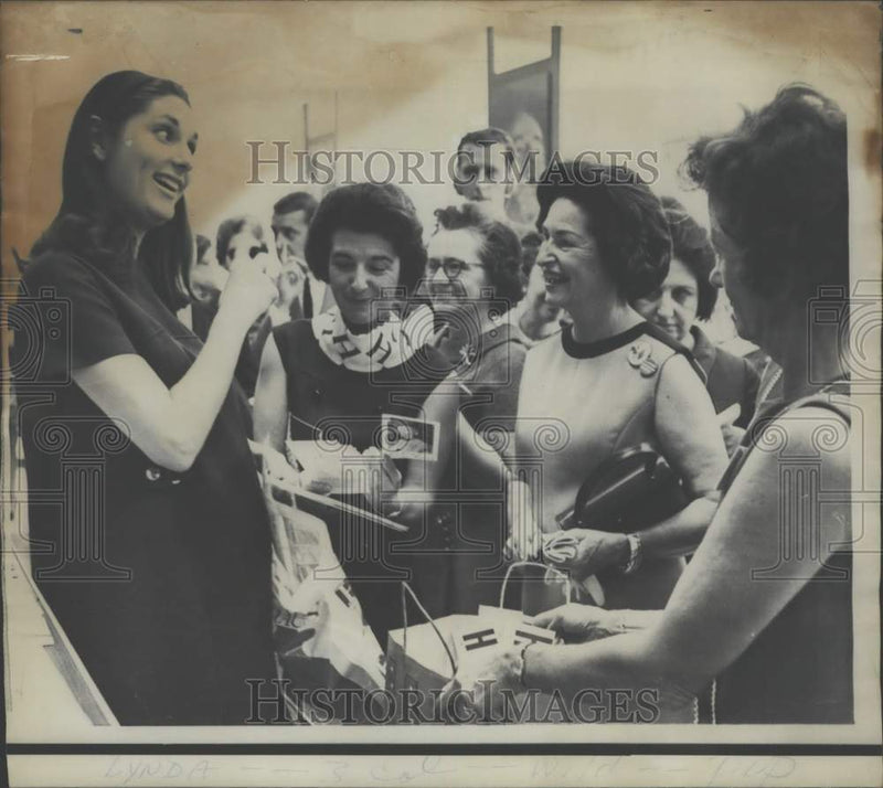 Load image into Gallery viewer, 1968 Press Photo Lynda Bird Johnson jokes with campaign workers in Washington
