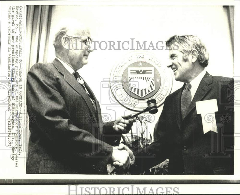 Load image into Gallery viewer, 1973 Press Photo Chamber of Commerce Pres. William Lowe with Edward Rust, Wash.
