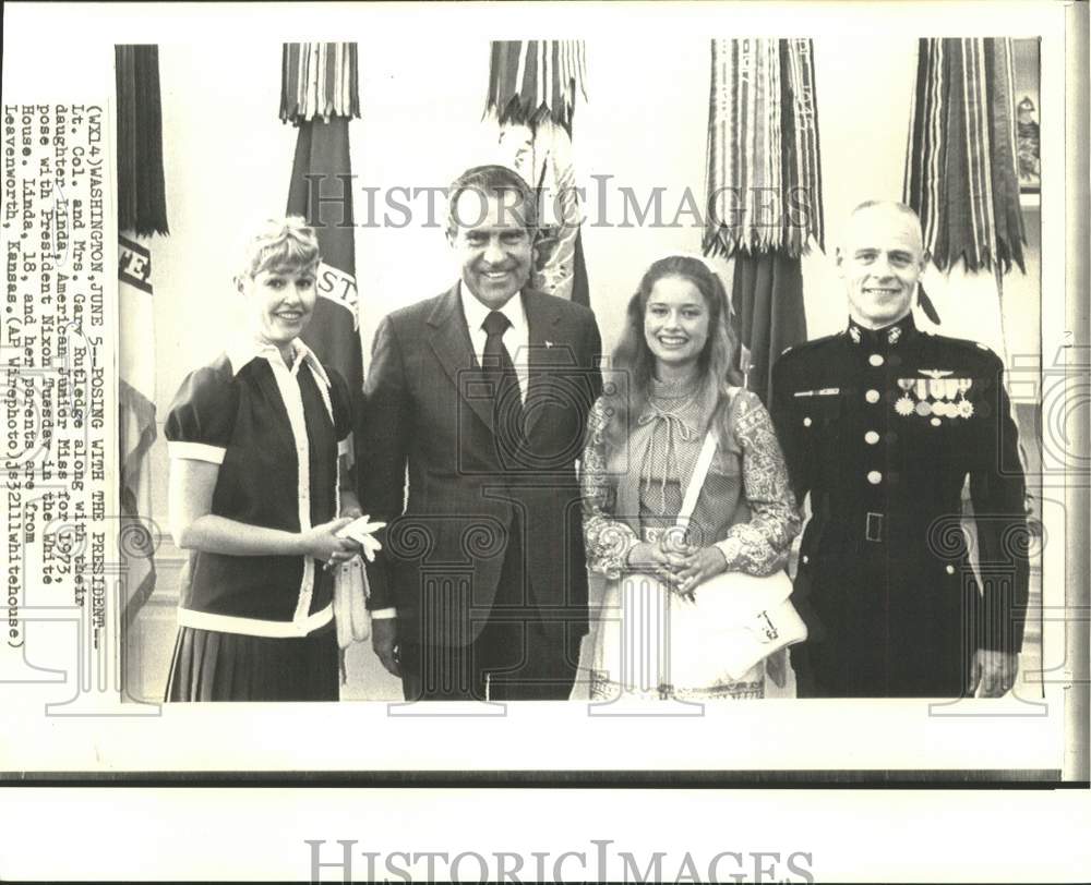 1973 Press Photo Lt. Col. Rutledge & family, pose with President Nixon, Wash.