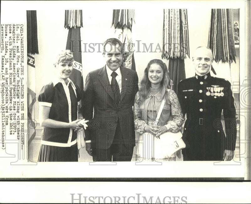 Load image into Gallery viewer, 1973 Press Photo Lt. Col. Rutledge &amp; family, pose with President Nixon, Wash.
