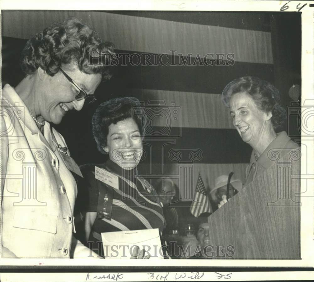 1969 Press Photo Award Made at National Federation of Republican Women Meeting