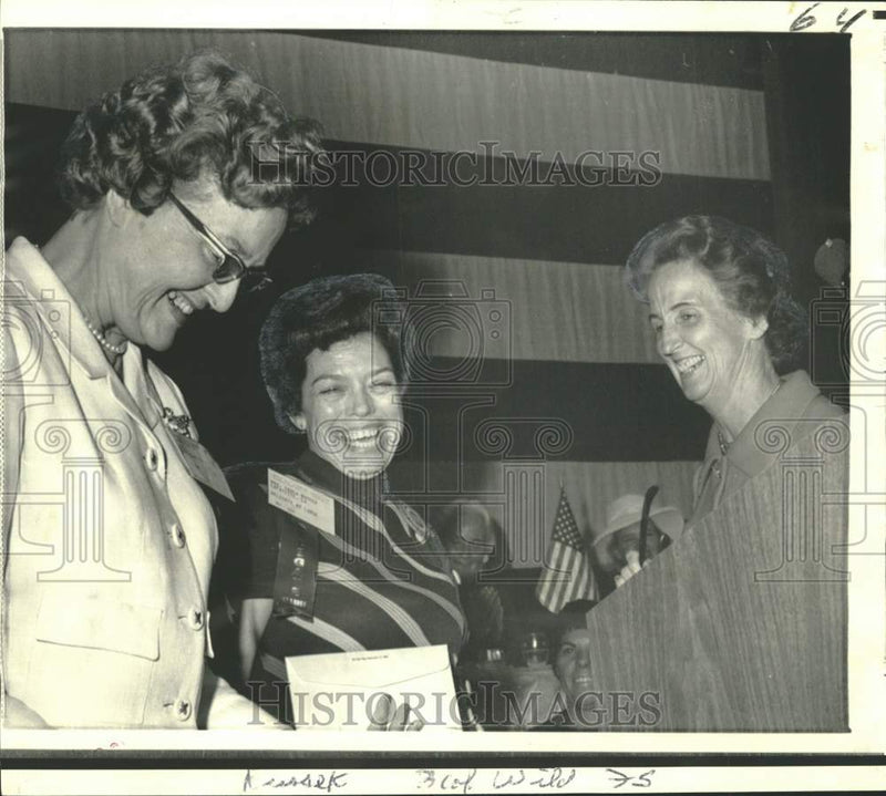 Load image into Gallery viewer, 1969 Press Photo Award Made at National Federation of Republican Women Meeting
