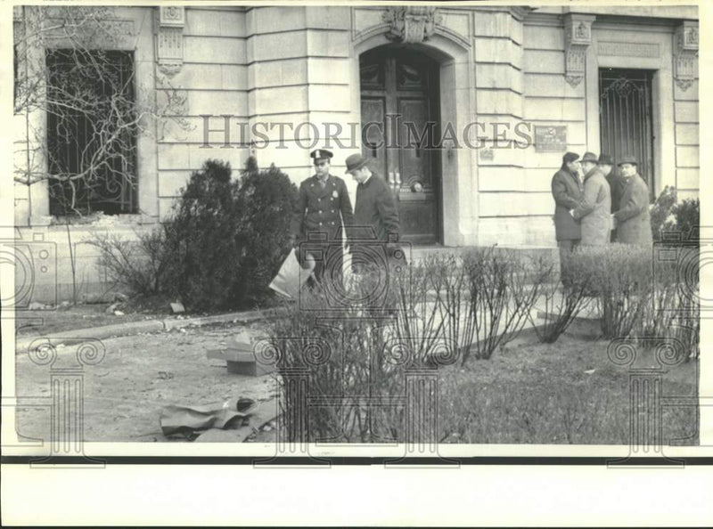 Load image into Gallery viewer, 1968 Press Photo The scene in front of a Russian Embassy after an explosion
