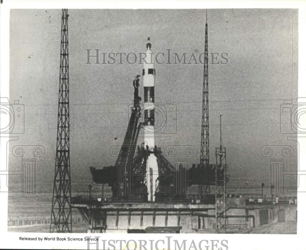1969 Press Photo A manned Soviet Soyuz spacecraft rocket before launch, Russia