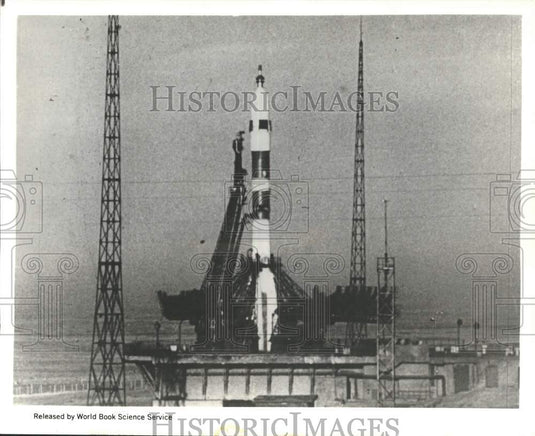 1969 Press Photo A manned Soviet Soyuz spacecraft rocket before launch, Russia