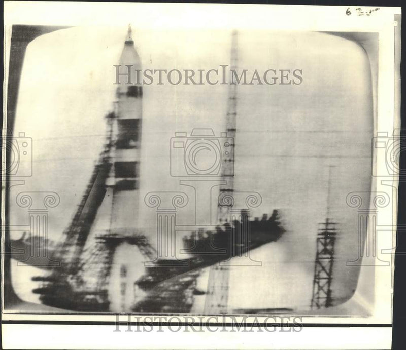 Load image into Gallery viewer, 1969 Press Photo The Soyuz 8 spacecraft launches from Baikaonur Cosmodrome, Asia
