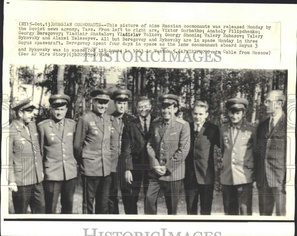 1969 Press Photo Soyuz spacecraft cosmonauts line up for a photo, Russia