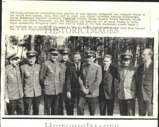 1969 Press Photo Soyuz spacecraft cosmonauts line up for a photo, Russia