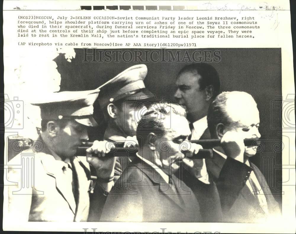 1971 Press Photo Leonid Brezhnev shoulders ashes of deceased cosmonaut, Moscow