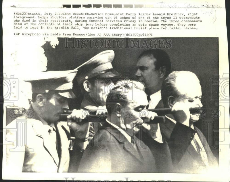 Load image into Gallery viewer, 1971 Press Photo Leonid Brezhnev shoulders ashes of deceased cosmonaut, Moscow
