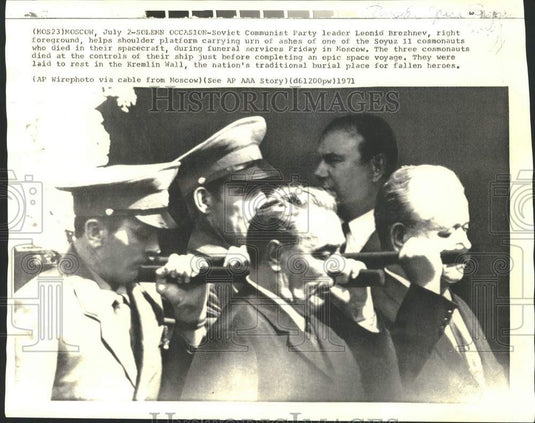 1971 Press Photo Leonid Brezhnev shoulders ashes of deceased cosmonaut, Moscow