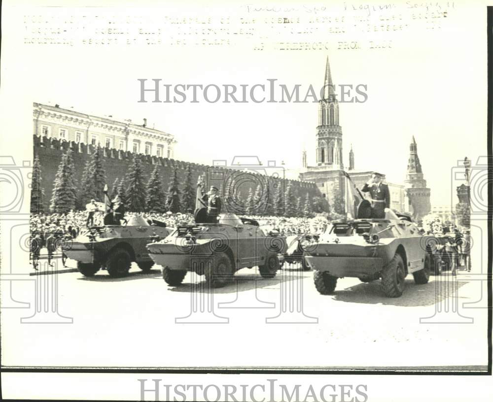 Press Photo A Russian parade is held in honor of three deceased cosmonauts