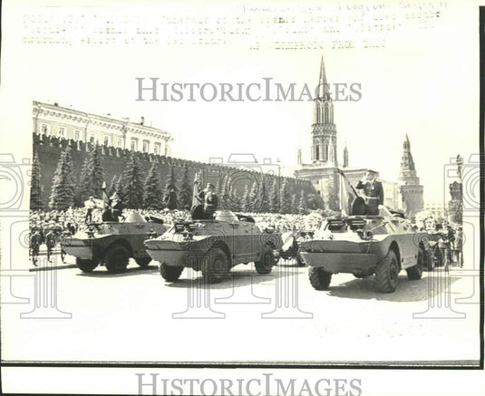 Press Photo A Russian parade is held in honor of three deceased cosmonauts