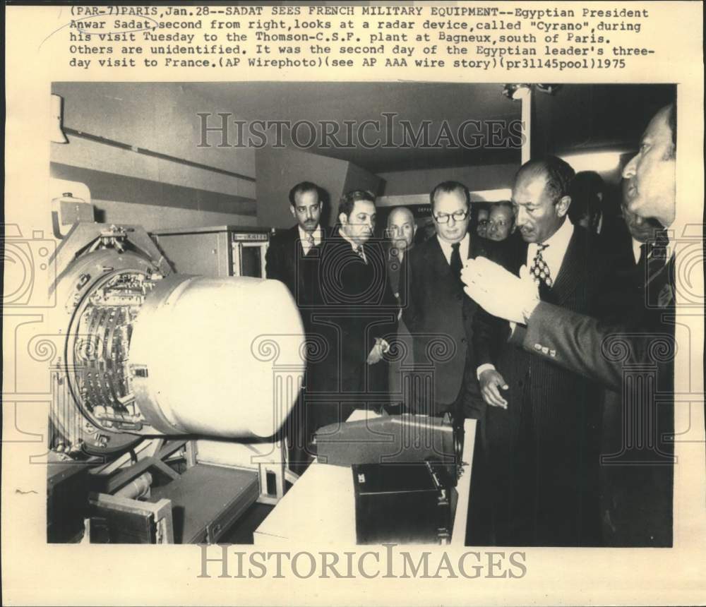 1975 Press Photo Egypt&#39;s President Anwar Sadat looks at radar device in France